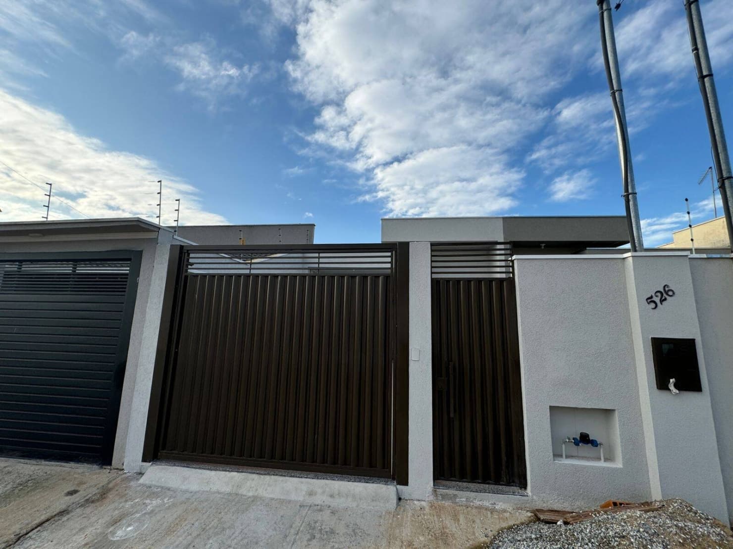 CASA AMPLA NO CIDADE VERGANI: 155m² Construídos, 3 Quartos (Suíte) e 2 Vagas Cobertas