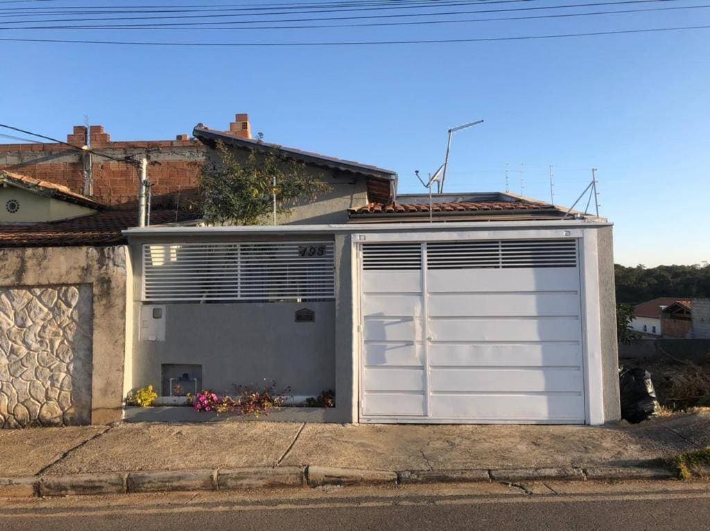CASA MOBILIADA E COMPLETA NO VERGANI: 2 Quartos (Suíte), Churrasqueira e Conceito Aberto (118m²)